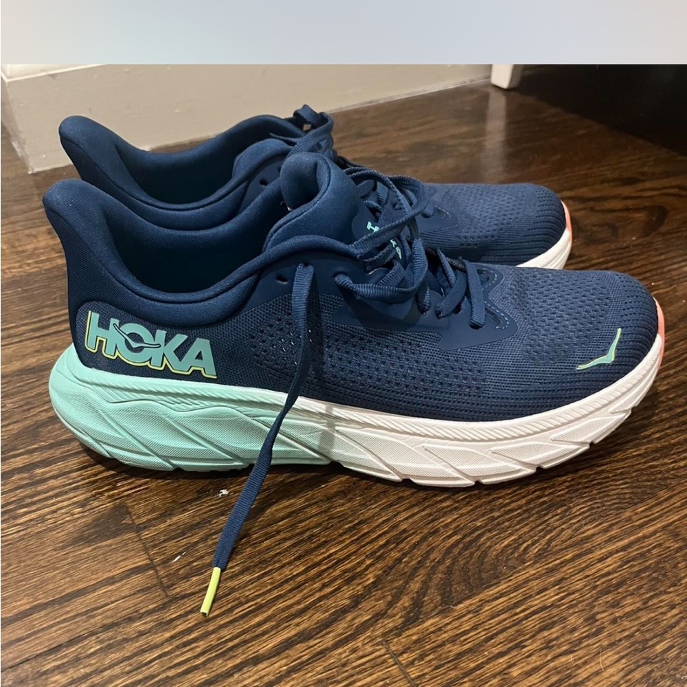 Hoka One One Arahi 7 in Navy and Mint